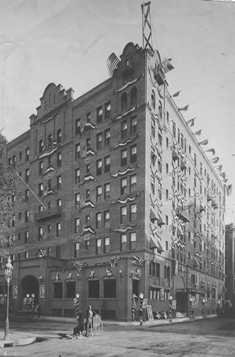 Una foto histórica del Hotel St. Anthony, ubicado en San Antonio Texas, mientras esperaba la visita del presidente Taft en 1909.