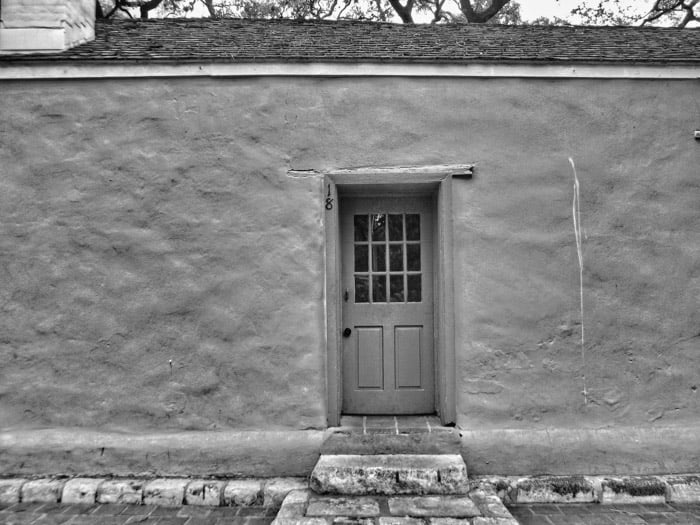 Una foto de la puerta de la villita en San Antonio