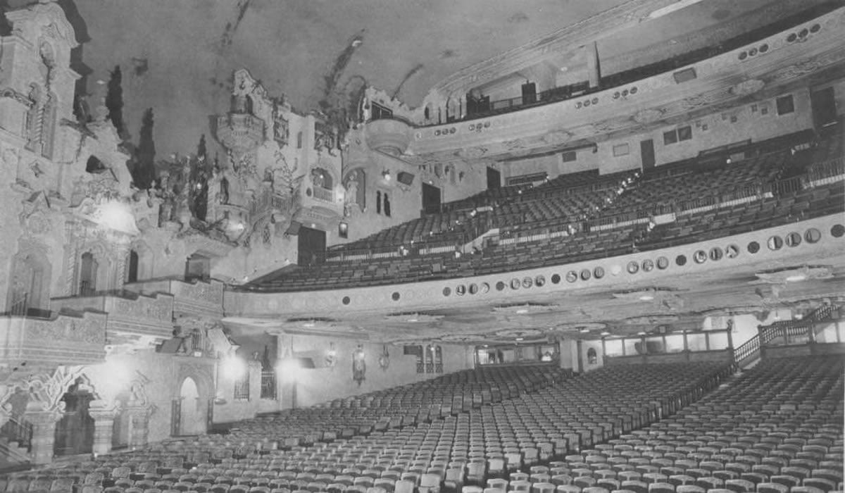 Una fotografía histórica del Majestic Theatre, uno de los muchos teatros encantados de San Antonio.