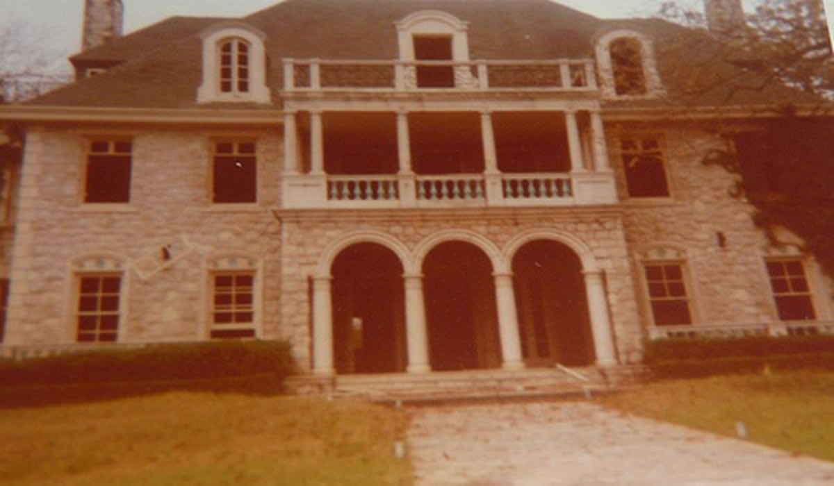 An old photo of what is supposed to be San Antonio's Midget Mansion, which is located in Texas.