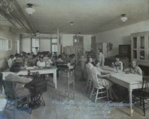 Una foto rara de los pacientes del Manicomio para enfermos mentales de Southwestern (Hospital Estatal de San Antonio) que data de la década de 1920.