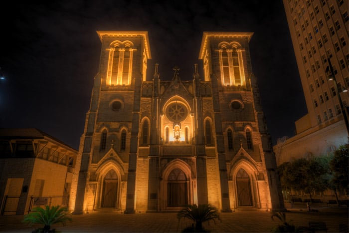 Una foto de la Catedral de San Fernando de noche, que se encuentra en San Antonio, Texas