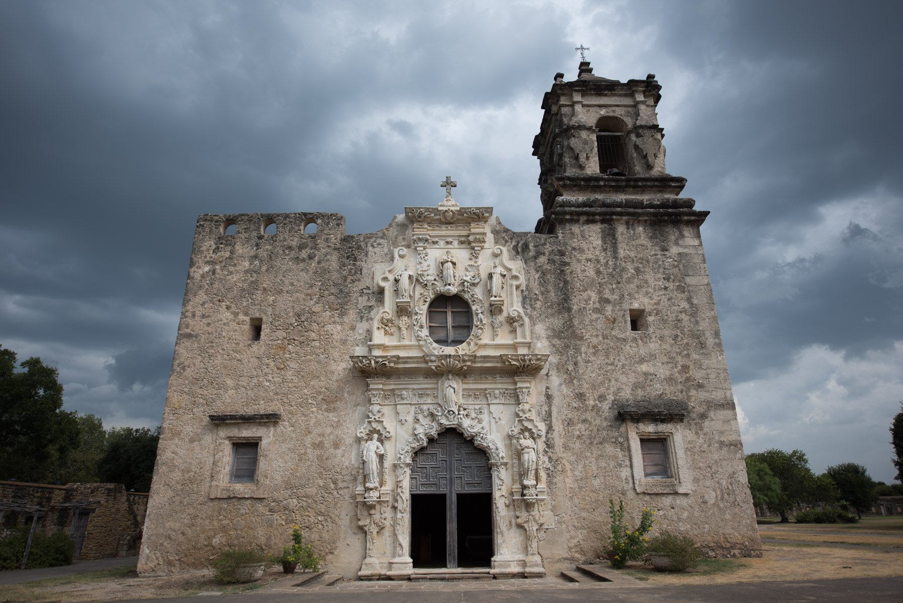 Una foto de la iglesia San Jose en el Embrujado San Antonio, Ghost City Tours.