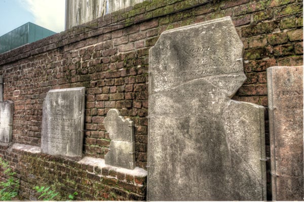 Lápidas en el cementerio del parque colonial