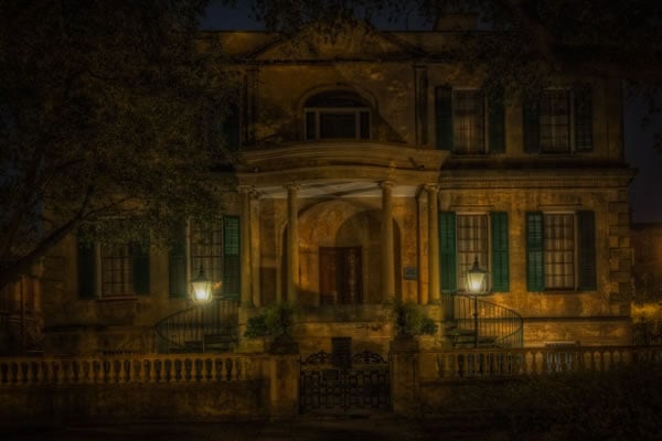 La Casa Owens-Thomas, una de las casas embrujadas en Savannah, durante una gira de fantasmas.