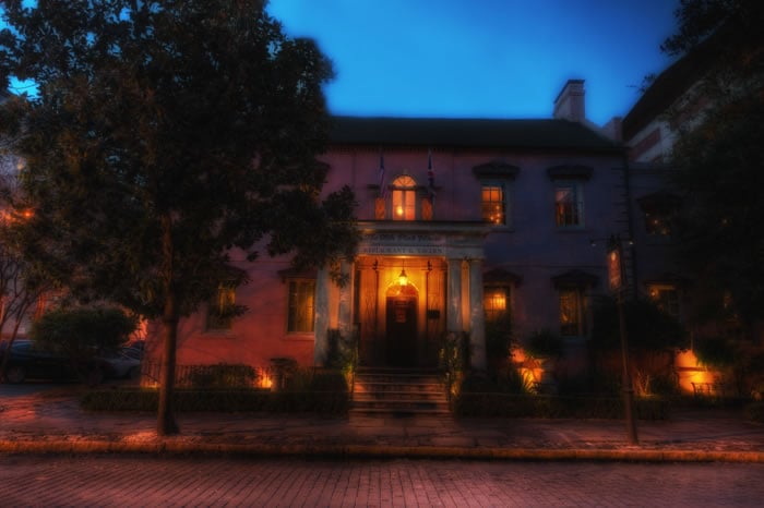 La Casa Rosada de es conocido como uno de los restaurantes más embrujados de Savannah.