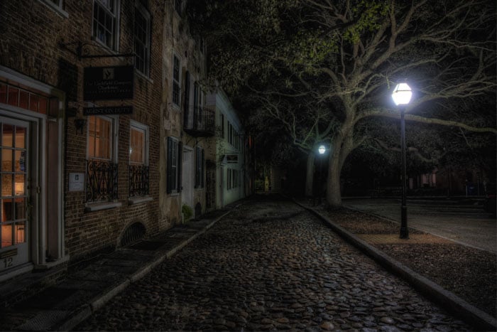 Uno de los callejones embruajdos de Charleston, en el Tour La Muerte y La Depravación